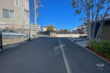 敷地西側の前面道路（南側から）