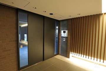 エントランスはオートロック付きです。