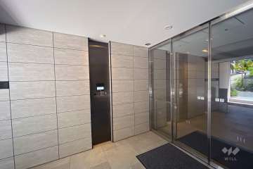 エントランスはオートロック付きです。