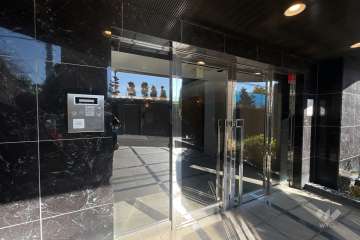 エントランスはオートロック付きです。