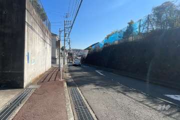 敷地東側の前面道路（南側から）