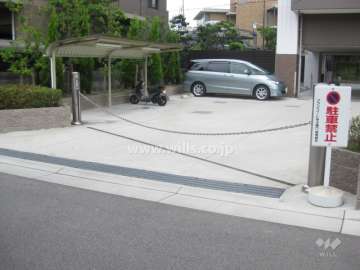 駐車場入り口。ロボットゲートがついています。