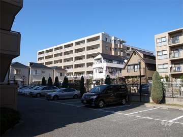 周辺はマンションと一戸建てが混在する静かな住宅地です。