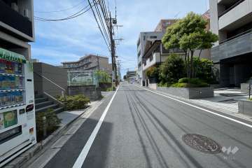 敷地北側の前面道路（東側から）