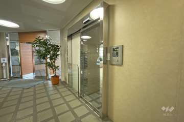 エントランスはオートロック付きです。