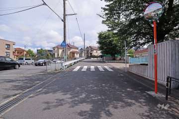 敷地南西側の前面道路(北西側から)