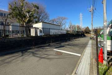 敷地南西側の前面道路（南東側から）
