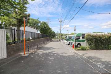 敷地南西側の前面道路(南東側から)