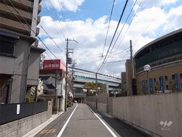 敷地の東側には道を挟んで甲子園球場があります。