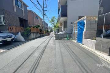 敷地南側の前面道路（東側から）