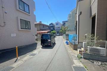 敷地北側の前面道路（東側から）