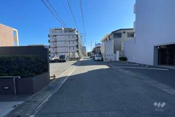 敷地南側の前面道路（西側から）