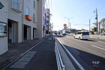 敷地北西側の前面道路（北東側から）