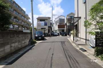 敷地東側の前面道路(南側から)