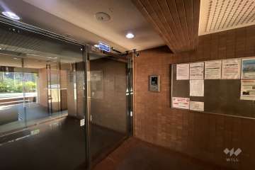 エントランスはオートロック付きです。