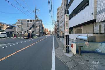 敷地北西側の前面道路（南西側から）