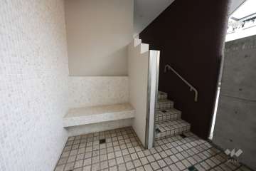 駐車場横のベンチ