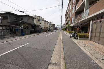 敷地南側の前面道路（東側から）