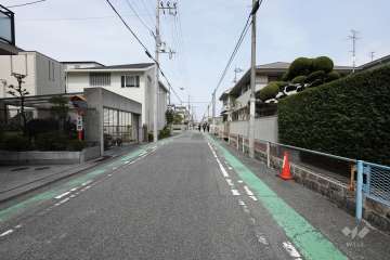 敷地西側の前面道路（南側から）