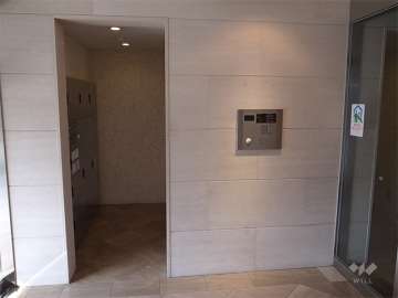 大理石張りのエントランスホール。宅配ボックスとオートロック付きです。