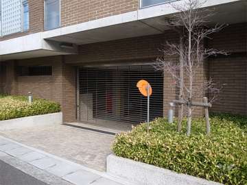 リングシャッター付きの敷地内駐車場。屋内にあり、ターンテーブルが設置されています。