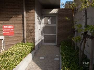 駐輪場入り口。扉（ロック付き）付きで、屋内にあります。