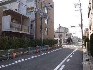 敷地西側の通り。周辺は区画の整った住宅地です。