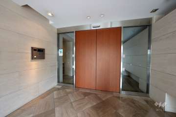 エントランスはオートロック付きです。