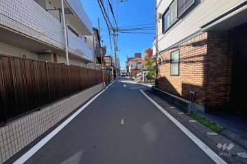 敷地北西側の前面道路（北東側から）