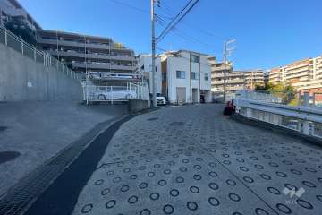 敷地北側の前面道路（東側から）