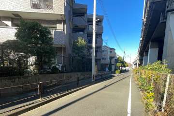 敷地東側の前面道路