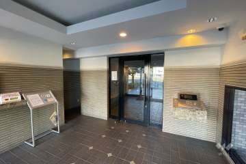 エントランスはオートロック付きです。