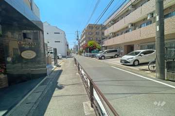 敷地北側の前面道路（東側から）