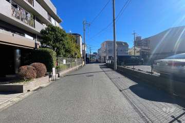 敷地南側の前面道路（西側から）