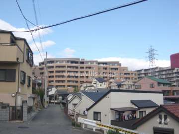 遠景（周辺はマンションや一戸建てが建ち並ぶ住宅地です）