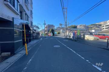敷地北西側の前面道路（北東側から）