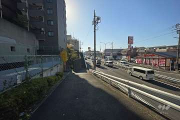 敷地西側の前面道路（北側から）