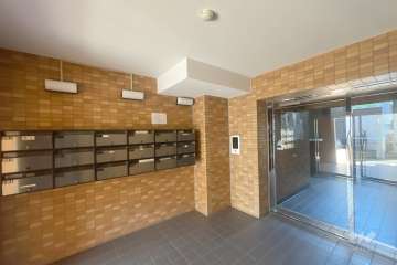 エントランスはオートロック付きです。