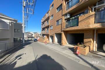 敷地西側の前面道路（南側から）