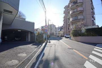 敷地北西側の前面道路（北東側から）