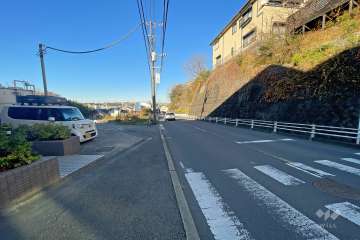 敷地東側の前面道路（南側から）