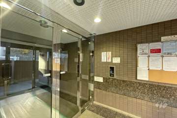 エントランスはオートロック付きです。