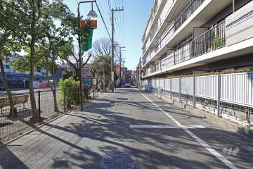 敷地南側の前面道路は新城西通りです（東側から）。