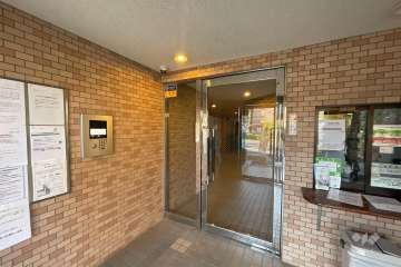 エントランスはオートロック付きです。