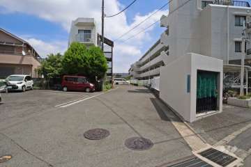 敷地北東側の前面道路（北西側から）