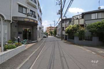 敷地北西側の前面道路（北東側から）