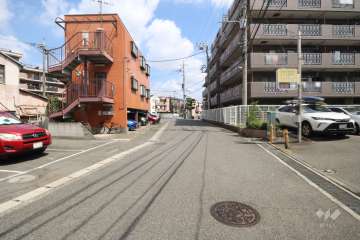 敷地西側の前面道路