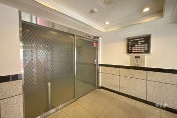 エントランスはオートロック付きです。