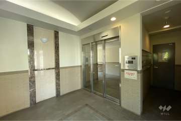 エントランスはオートロック付きです。