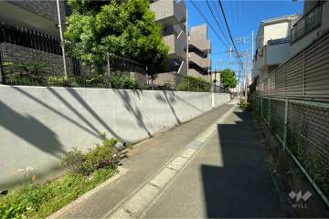 敷地北東側の前面道路（南東側から）